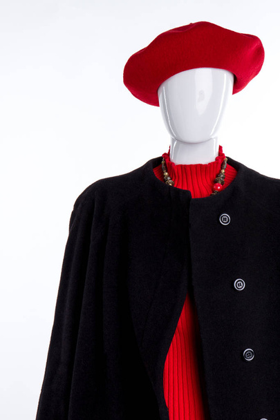 Czerwony beret, sweter i czarny płaszcz. - Zdjęcie, obraz