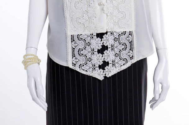 Close-up van witte lace blouse en parel armband. - Foto, afbeelding