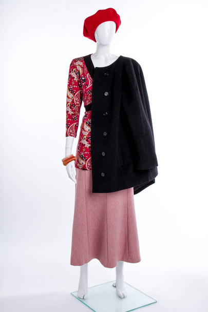 Baret, jas en rok op vrouwelijke etalagepop. - Foto, afbeelding