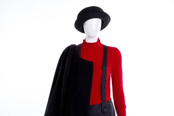 黒の帽子と赤いセーター. - 写真・画像