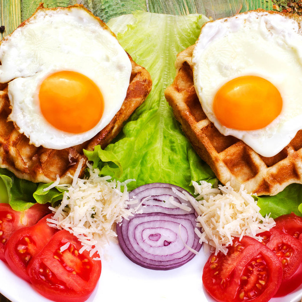 Традиционный завтрак. Жареные яйца и помидоры на белой тарелке
 - Фото, изображение