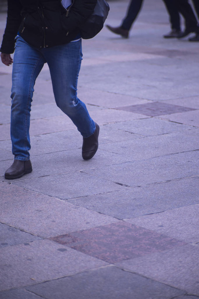 Ihmiset kävelevät jalkakäytävällä
 - Valokuva, kuva