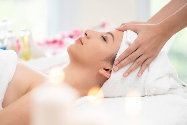 Donna rilassata ottiene massaggio facciale e alla testa in spa
. - Foto, immagini