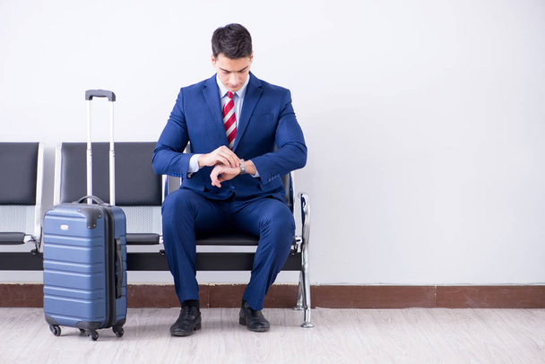 Mann wartet in Flughafen-Lounge auf Boarding - Foto, Bild