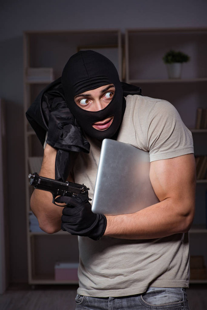 Ladrón con máscara de pasamontañas en la escena del crimen - Foto, Imagen