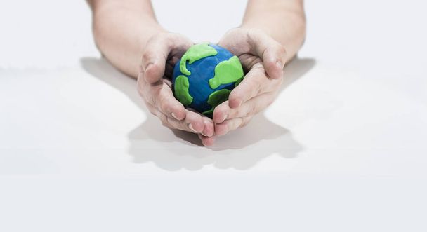 Modelo de Terra Pequena com mãos humanas
. - Foto, Imagem