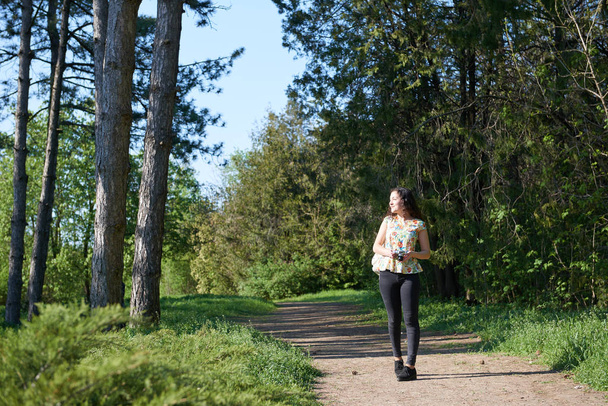 fiatal lány séta-tavaszi erdő-a kamera és a képeket - Fotó, kép