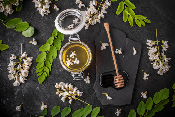 Acacia honey in glass jars  - Foto, Bild