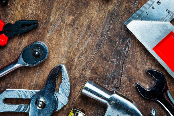 Conjunto de ferramentas de construção em placa de madeira como chave, martelo, pli
 - Foto, Imagem