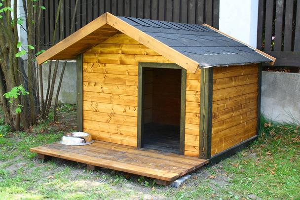 Cabana de cachorro no jardim
 - Foto, Imagem