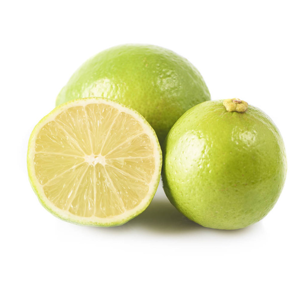 Verse groene limoenen geïsoleerd op witte achtergrond - Foto, afbeelding