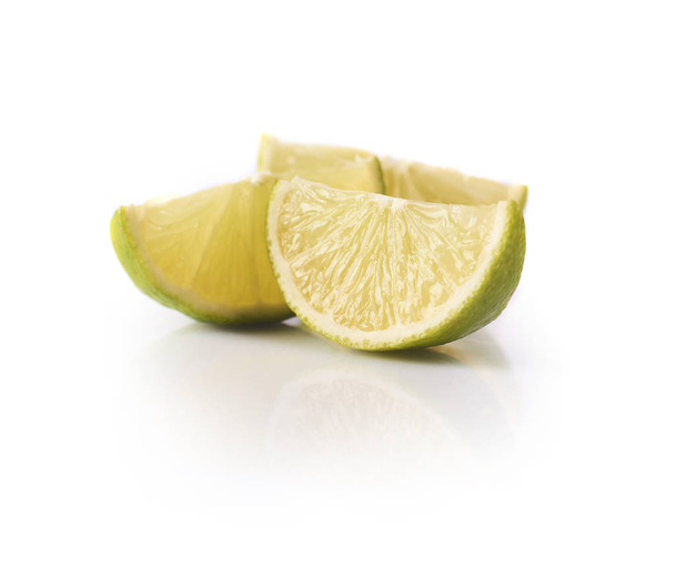 Limão fresco fatiado isolado sobre fundo branco
 - Foto, Imagem