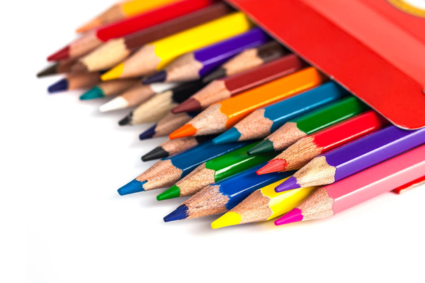 Nombre de crayons de couleur dans une boîte isolée sur fond blanc
 - Photo, image