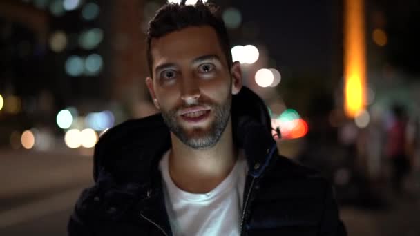 Porträt eines Mannes bei Nacht - Filmmaterial, Video