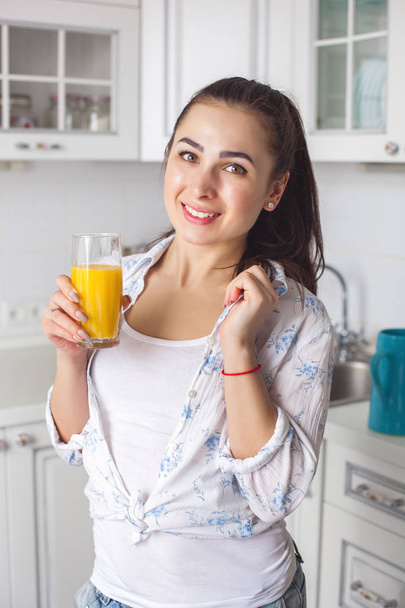 Close up portrait of young attractive woman drinking fresh juice - Foto, afbeelding