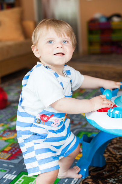 kleine peuter jongen spelen met speelgoed - Foto, afbeelding