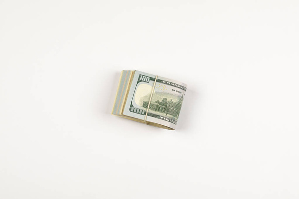 Pilha de EUA 100 dólares isolados em fundo branco
. - Foto, Imagem