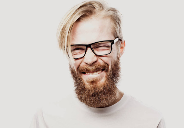 Életmód és emberek koncepció: Szoros kép mosolygós ember visel szemüveg - Fotó, kép