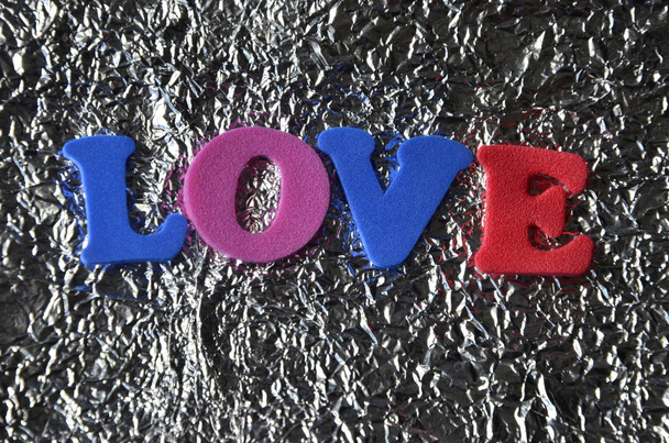 Wort Liebe auf abstraktem Silbergrund - Foto, Bild