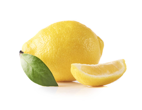 Verse gele citroenen en groene blad geïsoleerd op witte achtergrond - Foto, afbeelding
