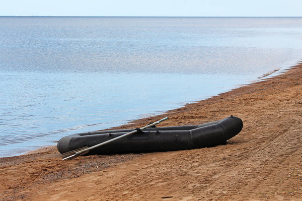 Hava ile şişirilen lastik tekne deniz kıyısı üzerinde kürek ile - Fotoğraf, Görsel
