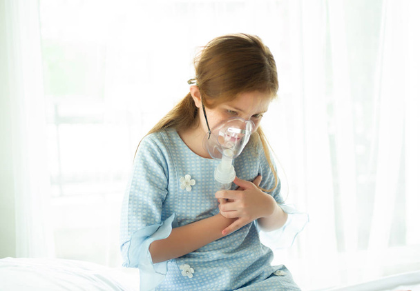 Niña está enferma, usando inhalador y dolor de corazón en el hospital wa
 - Foto, Imagen