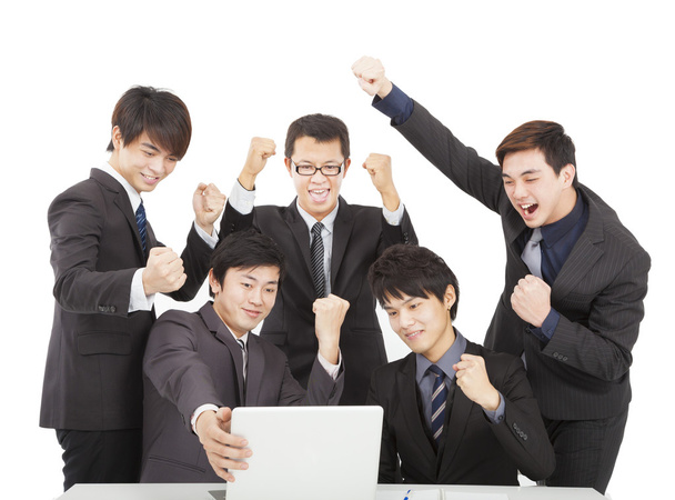 счастливая молодая бизнес-команда в офисе
 - Фото, изображение