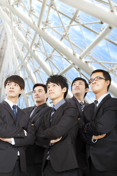 młody biznes drużyna stojący w nowoczesnym biurze - Zdjęcie, obraz