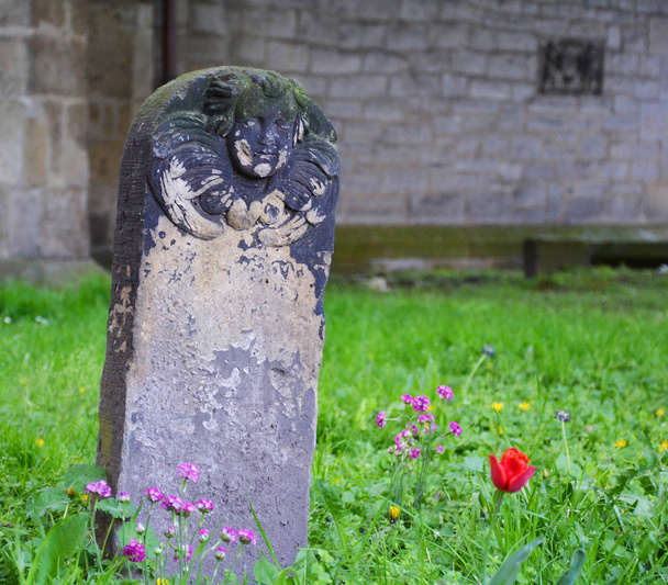 Une vieille pierre tombale dans le cimetière de l'église de Hanovre, Allemagne
 - Photo, image