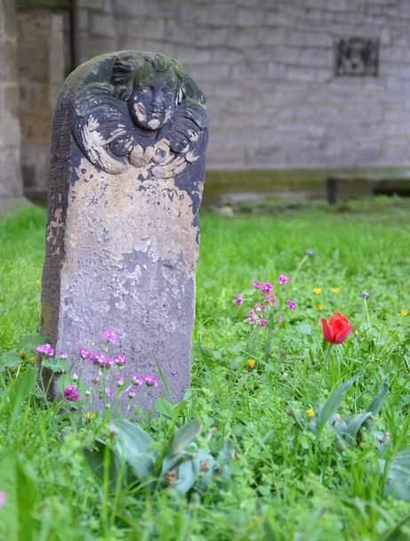 Una vieja lápida en el cementerio de la iglesia en Hannover, Alemania
 - Foto, Imagen