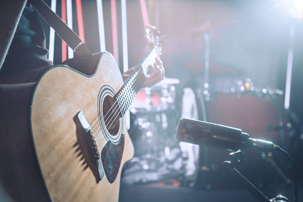 O microfone Studio grava um close-up de guitarra acústica. Beaut...
 - Foto, Imagem