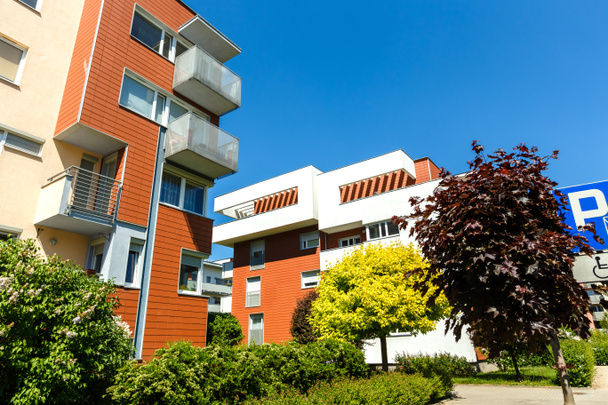 Exterior de un moderno edificio de apartamentos en un cielo azul backgrou
 - Foto, imagen