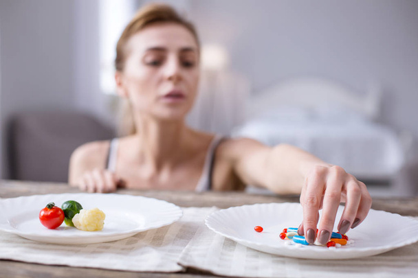 Selective focus of a plate with pills - Zdjęcie, obraz