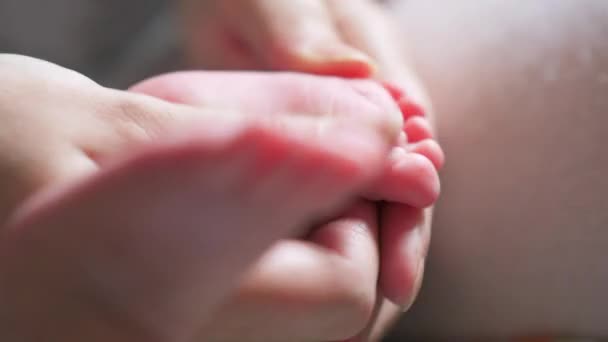 Massaging baby feet - Materiał filmowy, wideo