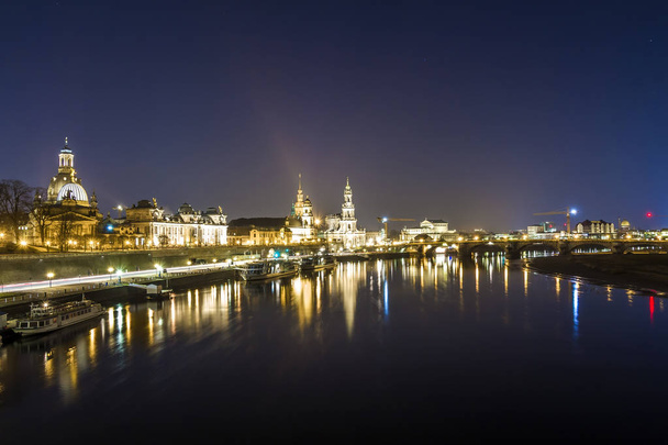 Nacht stadsgezicht weergave van historische gebouwen met reflecties in Elbe rivier in het centrum van Dresden (Duitsland). - Foto, afbeelding