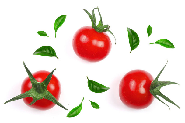 Kirsche kleine Tomaten mit grünen Blättern isoliert auf weißem Hintergrund dekoriert. Ansicht von oben. flache Lage - Foto, Bild