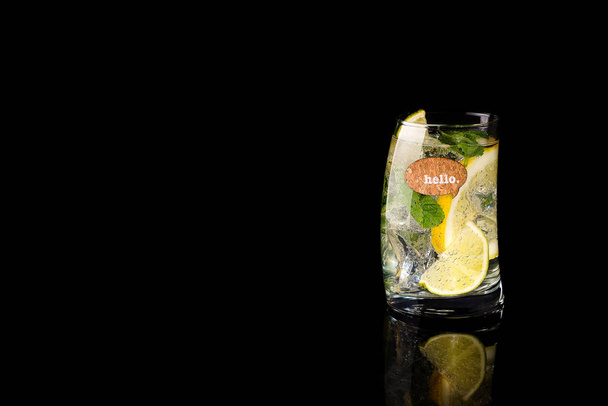 Стакан холодного коктейля с тоником
 - Фото, изображение