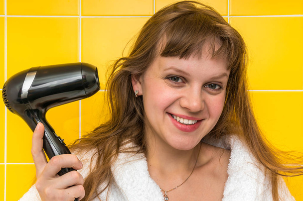 Siyah saç kurutma makinesi ile kız moda saç kurur - Fotoğraf, Görsel