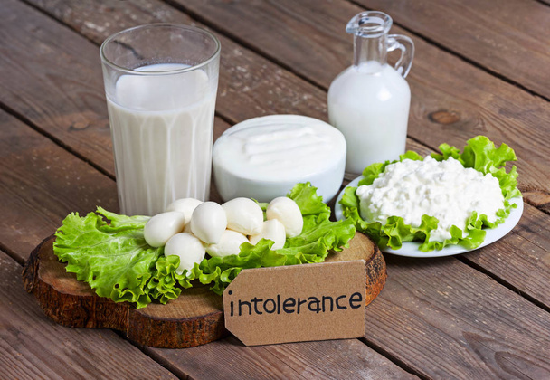 молоко, йогурт, моцарелла и сыр на заднем плане - непереносимость лактозы
 - Фото, изображение