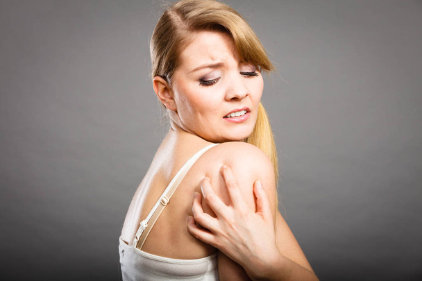 woman scratching her itchy arm with allergy rash - Foto, imagen