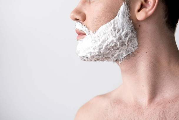 Serious guy is going to shave - Foto, immagini