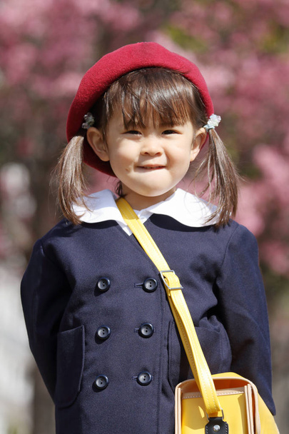Японська дівчина в дитячому садку рівномірного (3 х років) - Фото, зображення