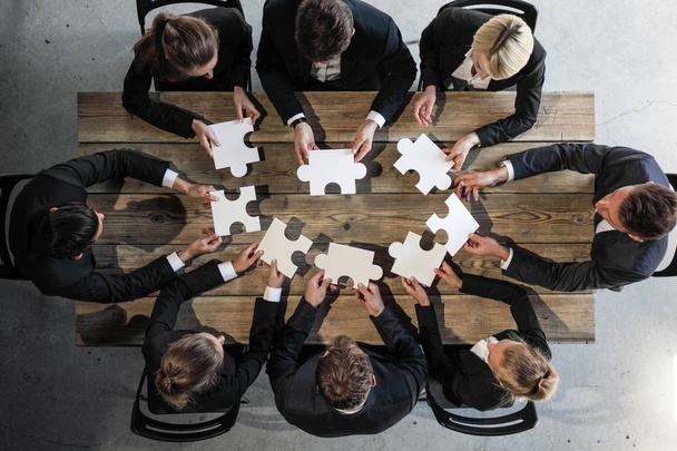 Business people and puzzle - Foto, afbeelding