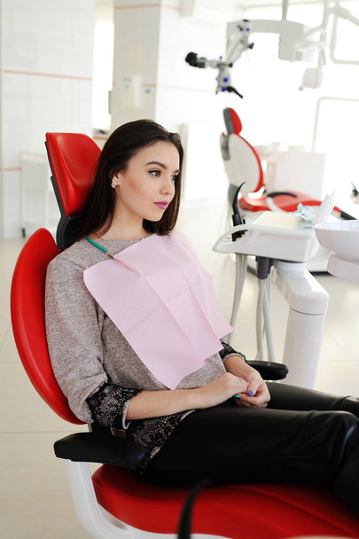 beautiful girl in the dentists chair - Zdjęcie, obraz