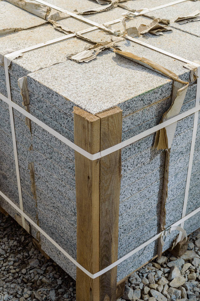 Beton veya granit gri kare kaldırım döşeme veya taş zemin, duvar ve yol için yığılmış. Sanayi üretim veya kavram bina - Fotoğraf, Görsel