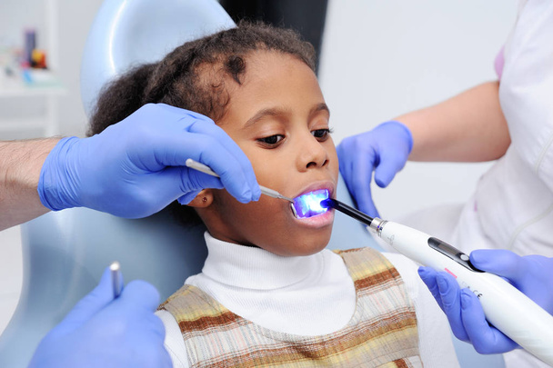 a dark-skinned baby girl in the dentists chair - Valokuva, kuva