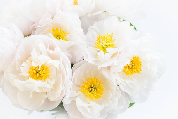 Gyönyörű csokor fehér kínai pünkösdi rózsa - Fotó, kép