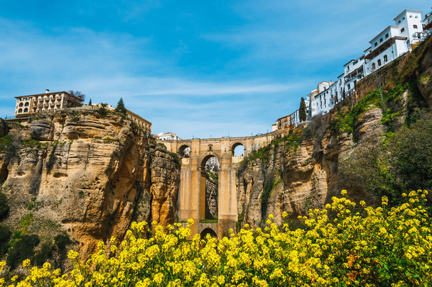 a famosa ponte de pedra sobre o desfiladeiro do tajo em Ronda, Andaluzia, Espanha
 - Foto, Imagem