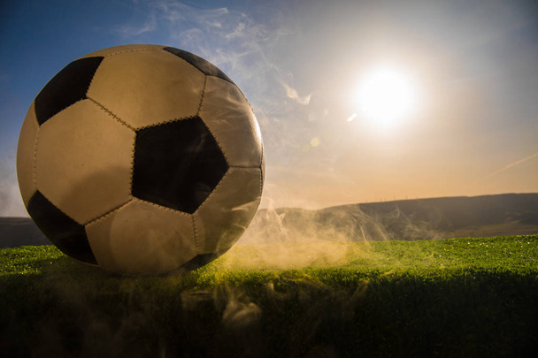 μπάλα ποδοσφαίρου σε γήπεδο ποδοσφαίρου. Ποδόσφαιρο για την πράσινη χλόη. Ηλιόλουστο φόντο - Φωτογραφία, εικόνα