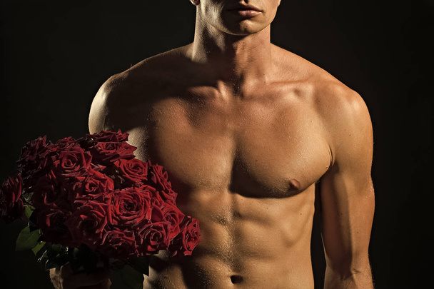 Man with rose bouquet - Φωτογραφία, εικόνα